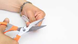 マウスピースを歯の形に沿ってカット