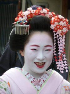 舞妓さんの黄ばんだ歯